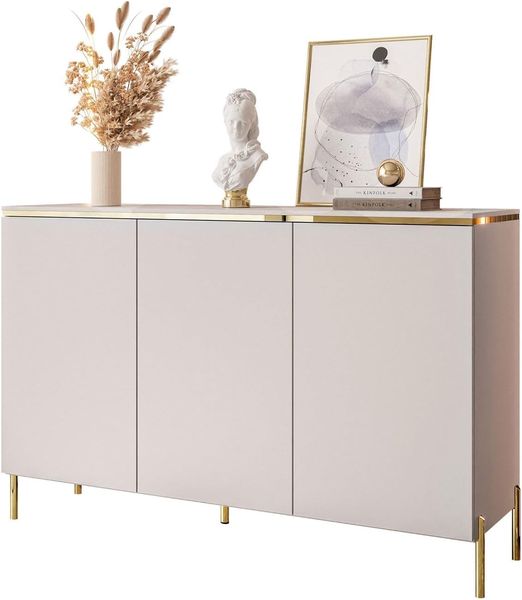 Matt kaschmirfarbene Aufbewahrungskommode mit drei Turen und goldener Dekorleiste, nutzbar als Wandmobel oder Standmobel mit goldenen Chromfussen